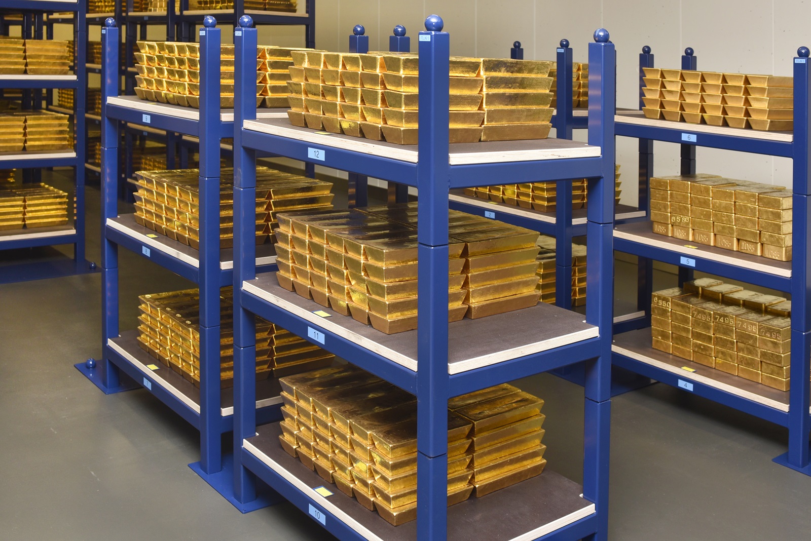 Governor of Dutch Central Bank States Gold Revaluation Account Is Solvency Backstop