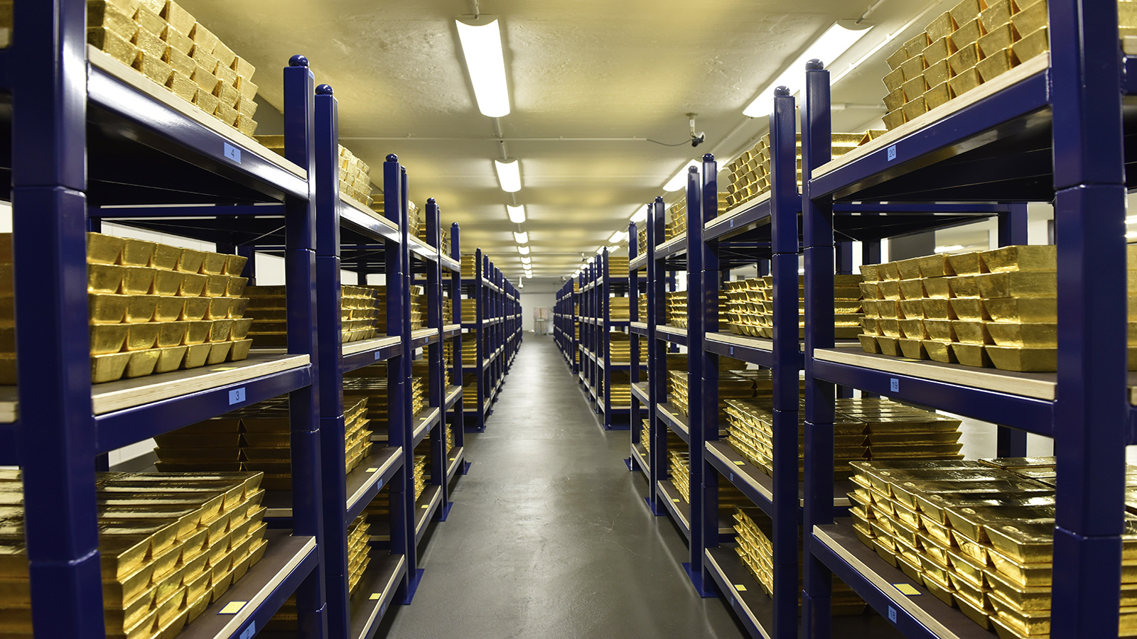 photograph of gold bars on pallets at gold vault of Dutch National Bank